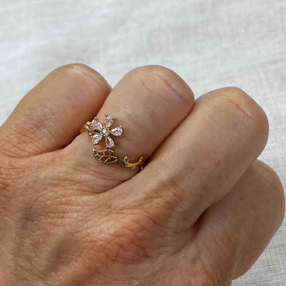 Flower Ring Adjustable One Size Womens Wrap Cuff Rhinestone Daisy Gold tone New - Picture 5 of 9